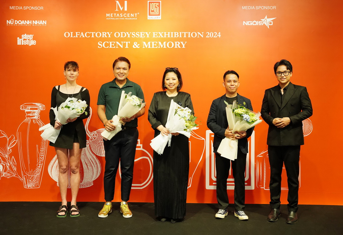 Ông Huỳnh Quang Nhật đại diện MetaScent Vietnam trao hoa tri ân bốn giám khảo bình chọn giải thưởng Artisan Perfume.
